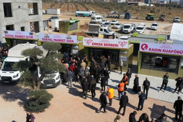 Gaziantep'te evi ve iş yeri de yıkılan kuaf&ouml;rden &uuml;cretsiz hizmet