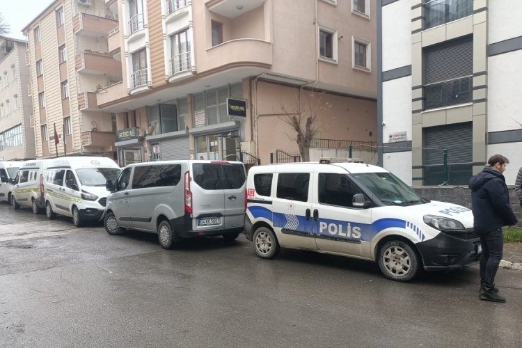 İstanbul'da tartıştığı eşini bı&ccedil;akla &ouml;ld&uuml;rd&uuml;: 5. kattan atladı