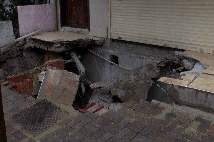 İstanbul'da &ouml;n&uuml;ndeki kaldırım &ccedil;&ouml;ken binada inceleme yapıldı