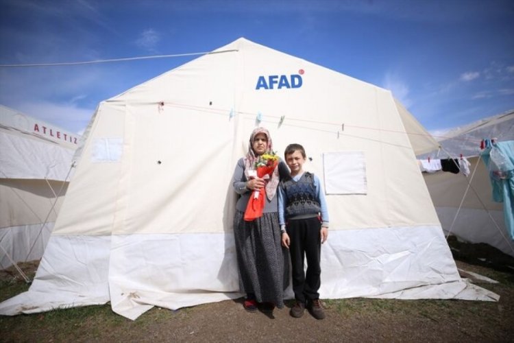Mehmet&ccedil;ik, deprem b&ouml;lgesinde &ccedil;adırda yaşayan kadınlara &ccedil;i&ccedil;ek verdi