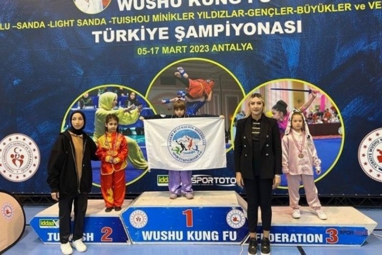 Minik Mira şampiyonluğa ve başarıya doymuyor