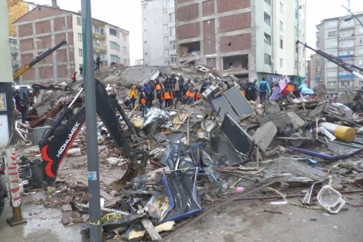 Elazığ'da enkazda &ouml;len polis depremzedeyi yalnız bırakmamak i&ccedil;in gitmiş