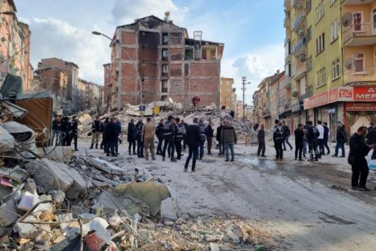 Malatya'da 5 katlı bina &ccedil;&ouml;kt&uuml;