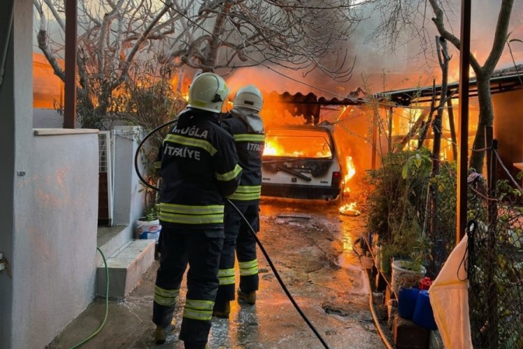 Muğla'da park halindeki otomobilde yangın