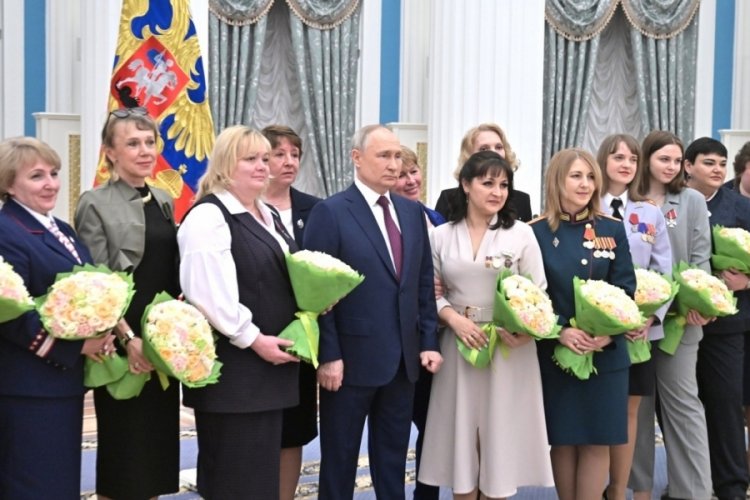 Rusya Devlet Başkanı Vladimir Putin, kadınlara devlet nişanı verdi