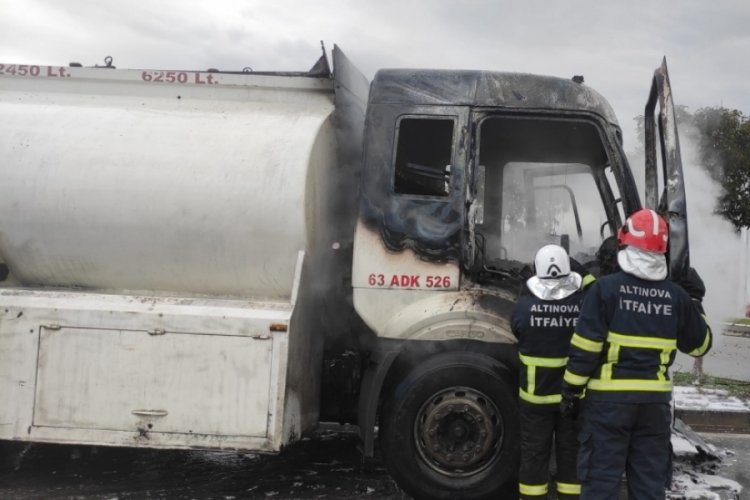 Yalova'da madeni yağ y&uuml;kl&uuml; tankerde yangın