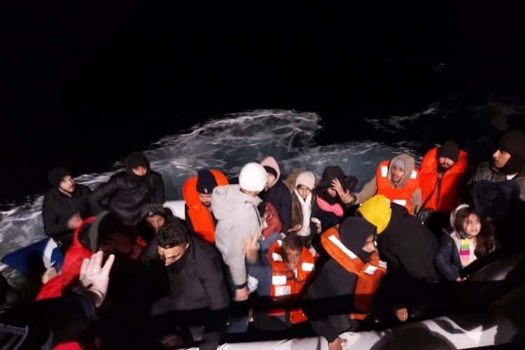 İzmir a&ccedil;ıklarında Yunanistan'ın ittiği 80 g&ouml;&ccedil;men kurtarıldı