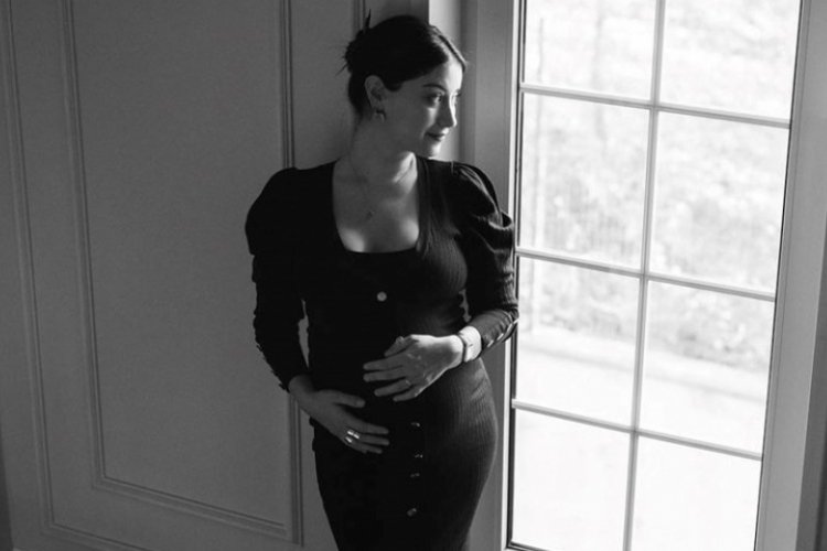 Hazal Kaya'dan kızı ile ilk poz