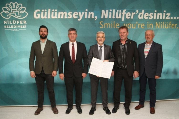 Nil&uuml;fer Belediyesi &ccedil;ift&ccedil;inin yanında