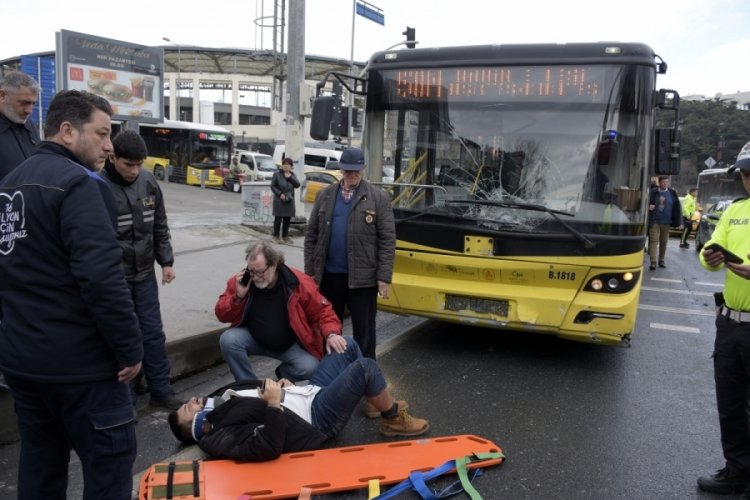 İETT otob&uuml;s&uuml; kırmızı ışıkta ge&ccedil;en motosiklete &ccedil;arptı