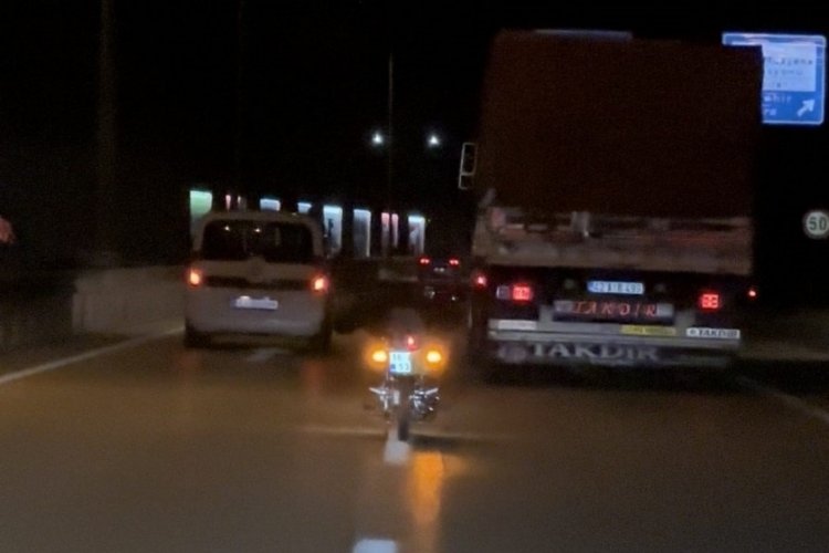 Bursa'da trafikte tehlikeli yolculuk: Motosikletin &uuml;zerine yattı