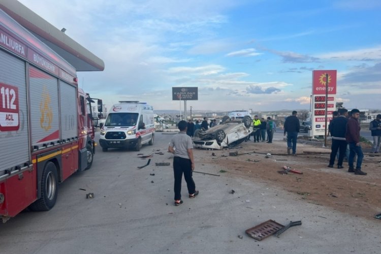 Şanlıurfa'da iki otomobil kafa kafaya &ccedil;arpıştı
