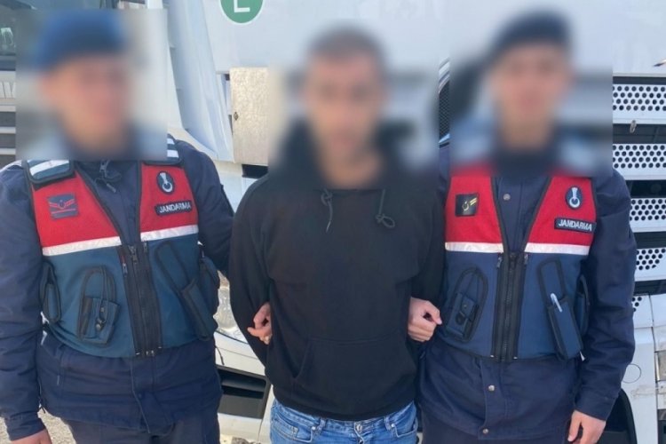 Cinayet zanlısı yurtdışına ka&ccedil;arken tırın gizli b&ouml;lmesinde yakalandı