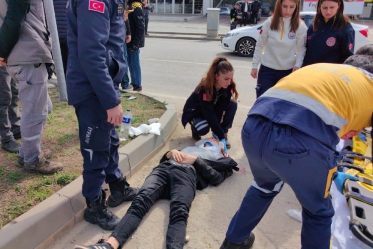 Bursa'da otomobil ile motosiklet &ccedil;arpıştı: 1 ağır yaralı