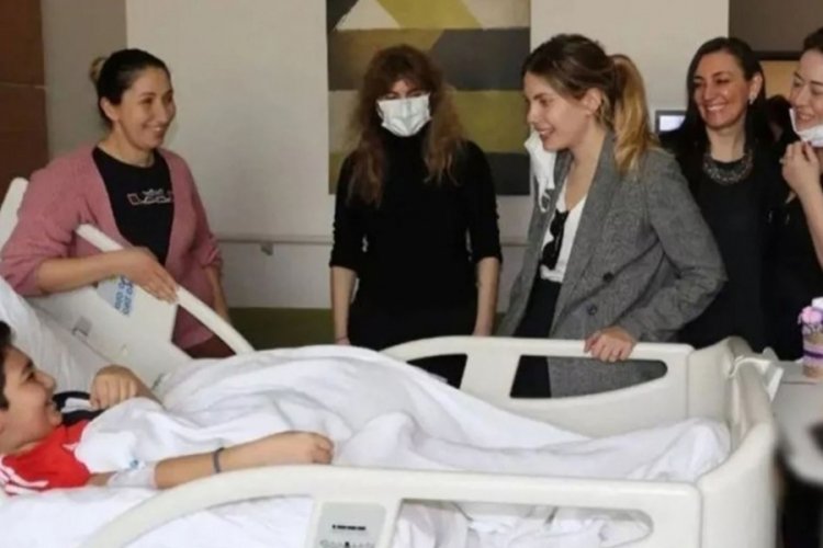Depremzede &ccedil;ocukları Yasak Elma oyuncuları ziyaret etti
