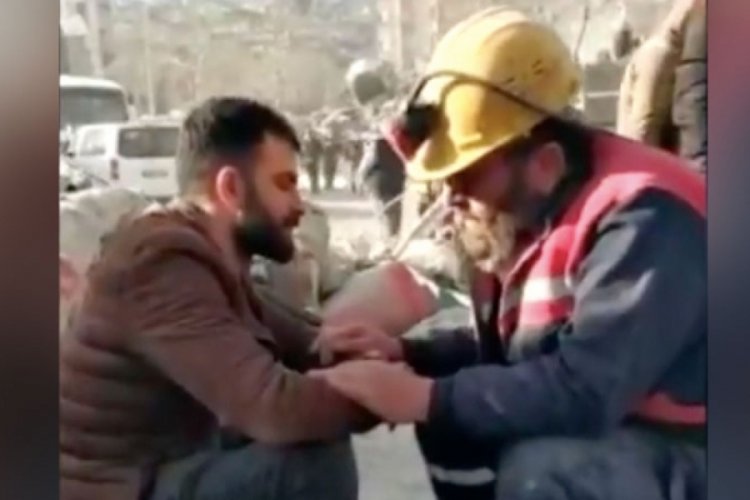 Enkazda şoke eden g&ouml;r&uuml;nt&uuml;ler! Menzilciler 'T&ouml;vbe' seansı yaptı
