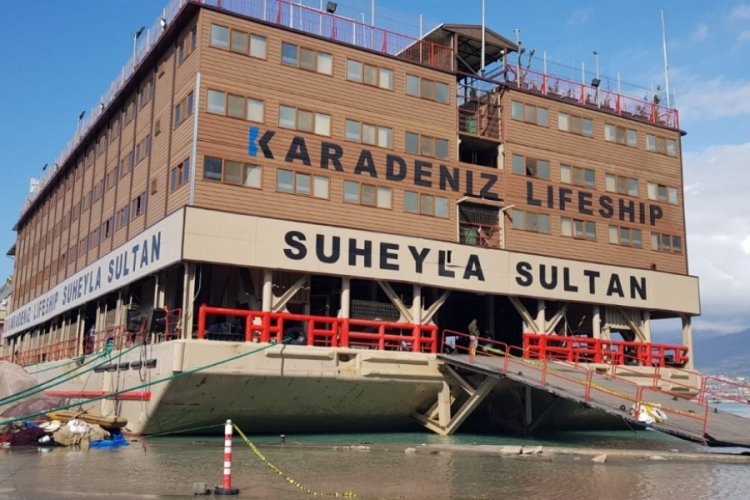 S&uuml;heyla Sultan gemisi depremzedeler i&ccedil;in İskenderun'da
