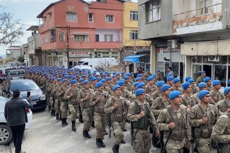 Hatay'da g&ouml;revlendirilen 2 bin 700 asker, komando marşıyla kente veda etti