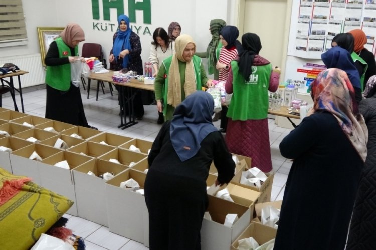 K&uuml;tahya'da g&ouml;n&uuml;ll&uuml; kadınlar depremzede kadınlara hijyen seti g&ouml;nderdi
