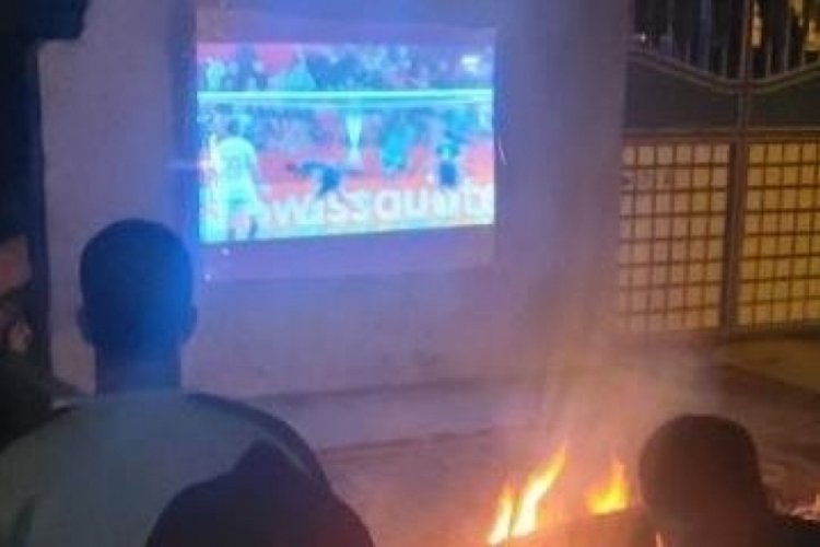 Depremzede kardeşler &ccedil;adırda Fenerbah&ccedil;e ma&ccedil;ını izletti