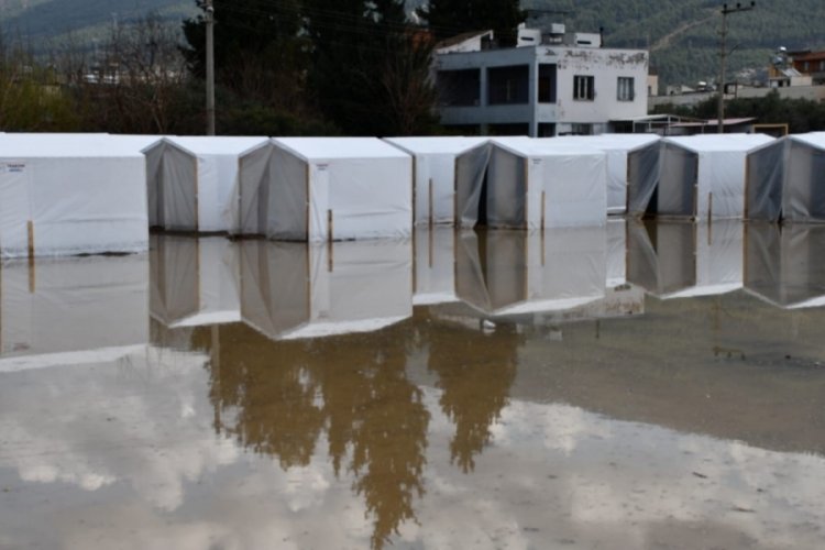 Hatay'da depremzede &ccedil;adırları sular i&ccedil;inde kaldı