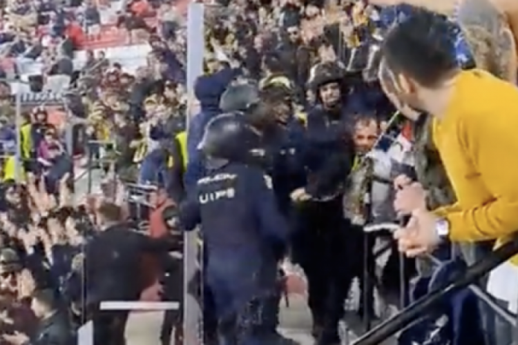 Sevilla polisi Fenerbah&ccedil;e taraftarlarına saldırdı