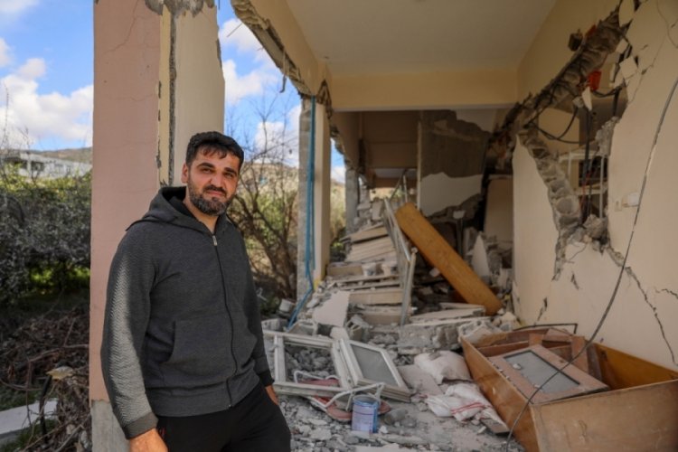 Hatay'da evlilik i&ccedil;in hazırladığı evi depremde ağır hasar g&ouml;rd&uuml;