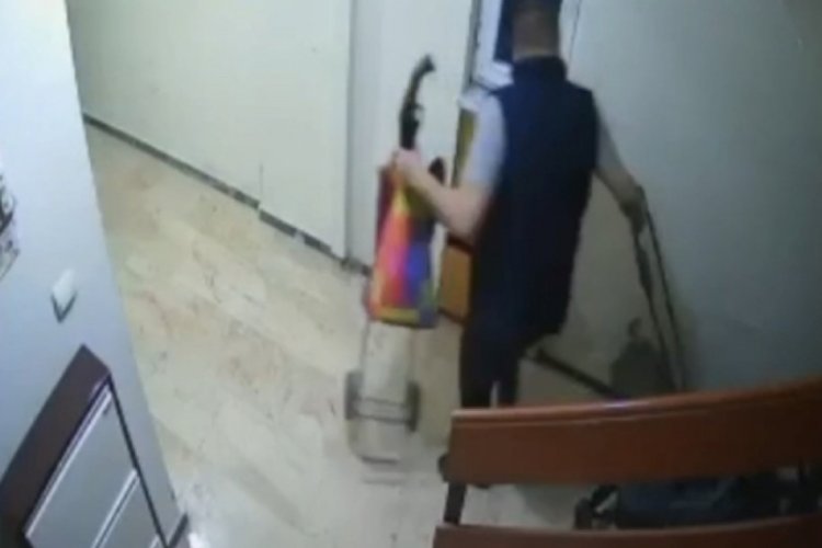 Bursa'da iki kişi apartmandan pazar arabası &ccedil;aldı