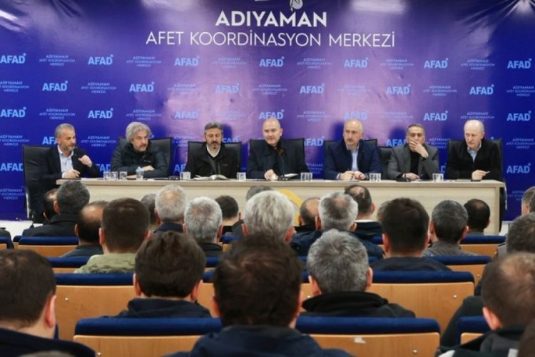Soylu, Adıyaman Afet Koordinasyon Merkezi'nde değerlendirme toplantısı ger&ccedil;ekleştiriyor