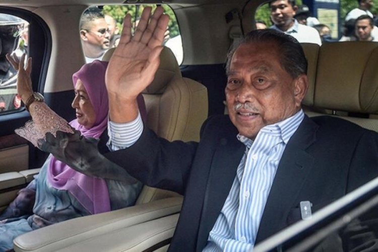 Eski Malezya Başbakanı Muhyiddin Yasin, yolsuzlukla su&ccedil;landı