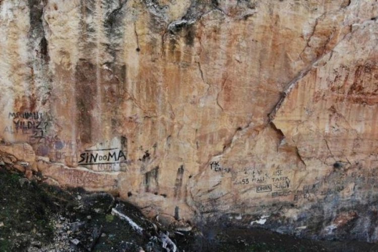 Fayın &uuml;zerine sevgililerinin isimlerini yazdılar