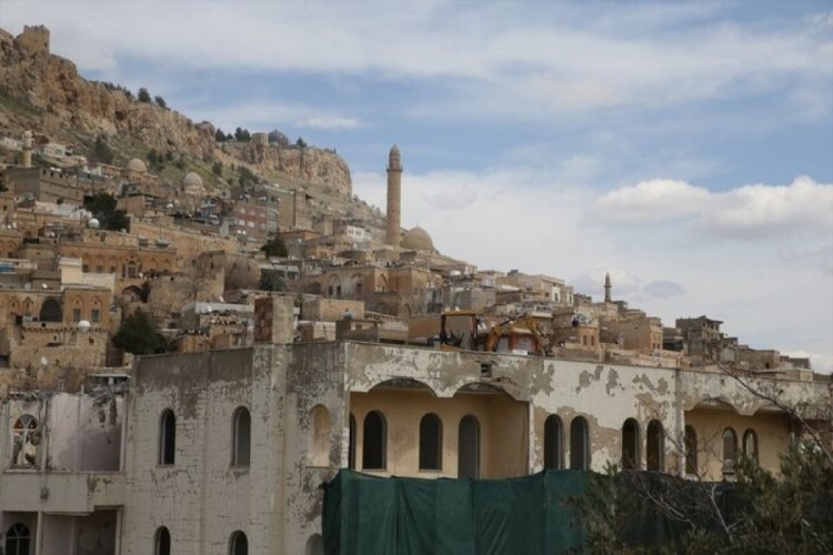 Mardin'in sil&uuml;etini bozan bina yıkılıyor