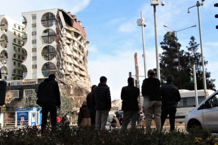 Diyarbakır'ın ilk AVM'si Galeria'nın yıkımı h&uuml;z&uuml;nle seyrediliyor