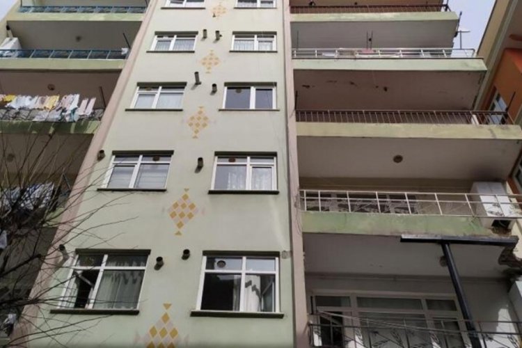 İstanbul'da balkonu &ccedil;&ouml;ken bina tahliye edildi!
