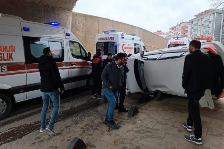 Trabzon'da viyad&uuml;kten d&uuml;şen otomobilin s&uuml;r&uuml;c&uuml;s&uuml; yaralandı