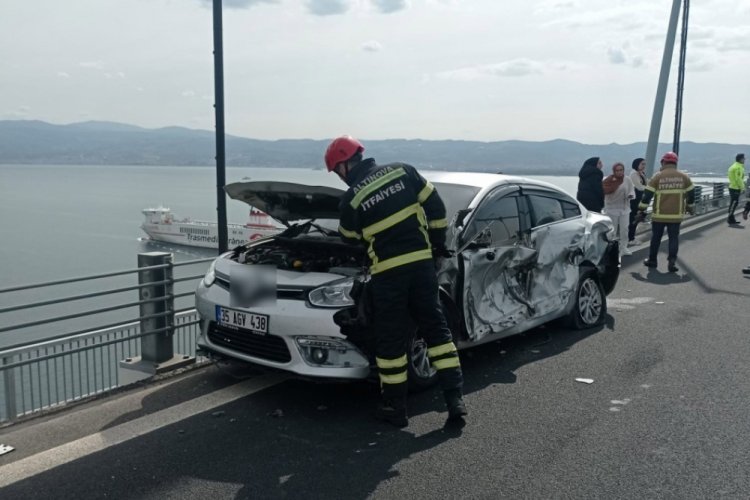 Osmangazi K&ouml;pr&uuml;s&uuml;'nde kontrolden &ccedil;ıkan otomobil ref&uuml;je &ccedil;arptı