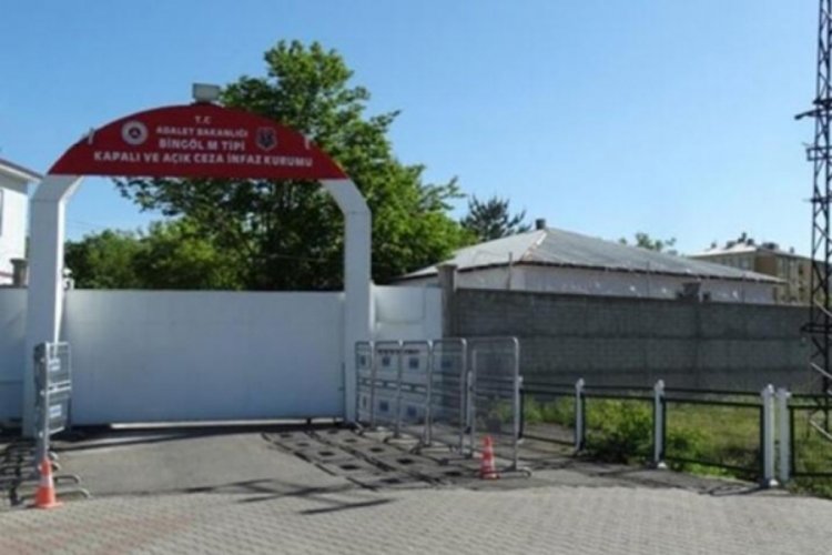 Bing&ouml;l'de depremde hasar g&ouml;ren cezaevi boşaltıldı