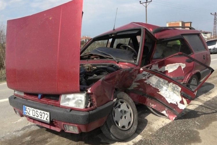 Samsun'da 2 otomobil &ccedil;arpıştı: 2 yaralı