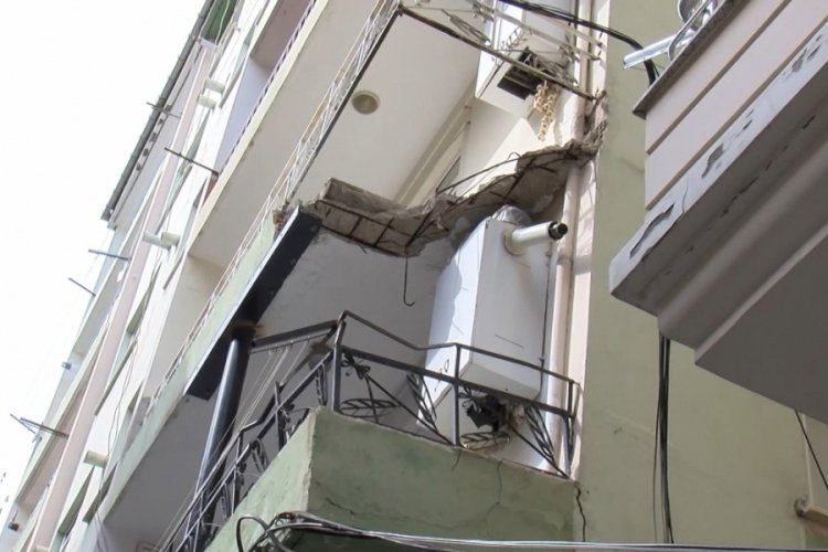 İstanbul'da 45 yıllık binanın balkonu &ccedil;&ouml;kt&uuml;