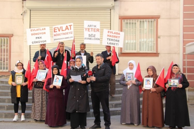 Evlat n&ouml;betindeki ailelerden AYM'nin HDP kararına tepki