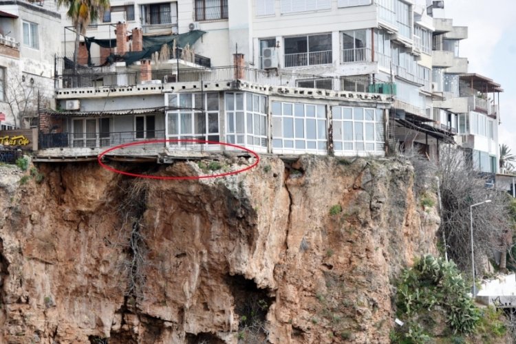 Antalya'da falezlerdeki evler korkutuyor