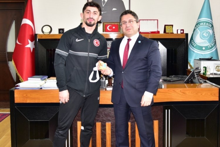 Milli G&uuml;reş&ccedil;i Kerem Kamal'dan, Rekt&ouml;r Y&uuml;cel Oğurlu'ya ziyaret