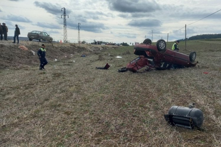 Karab&uuml;k'te zincirleme kazaya karışan ara&ccedil; takla attı: 3 yaralı