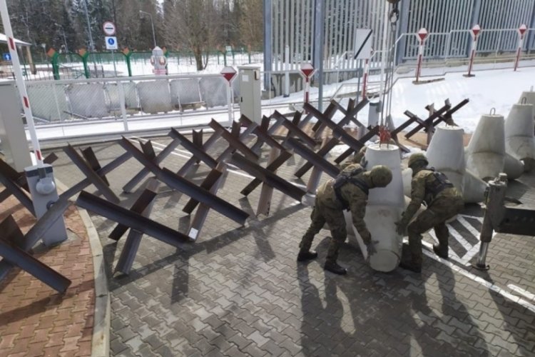 Polonya, Belarus sınırını g&uuml;&ccedil;lendiriyor