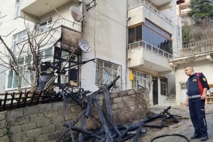 Zonguldak'ta bah&ccedil;ede &ccedil;ıkan yangın apartmanın balkonuna sı&ccedil;radı