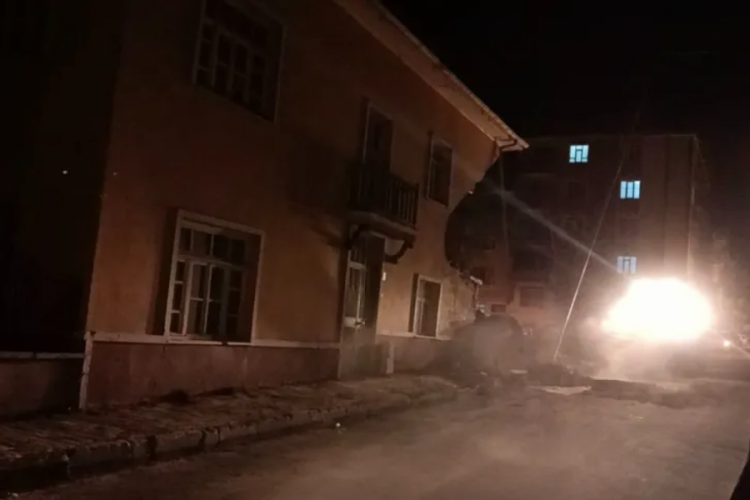 Elazığ'da yıkım kararı alınan bina kısmi olarak &ccedil;&ouml;kt&uuml;