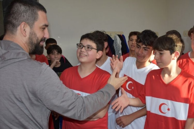 Arda Turan depremzede &ccedil;ocuklarla ma&ccedil; yaptı