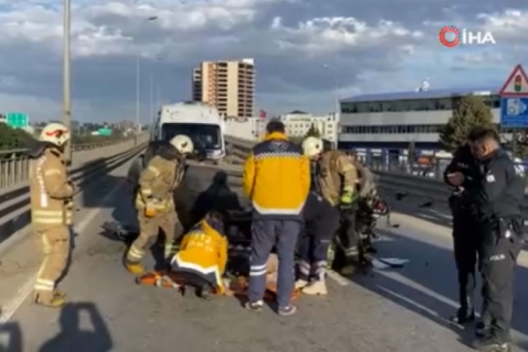 İstanbul'da bariyerlere &ccedil;arpan ara&ccedil; takla attı: 2 yaralı