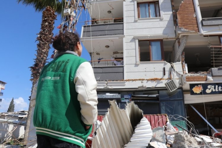 Hatay'da depremde arkadaşını kaybetti kalan hatırasını hasarlı binaya girip kurtardı