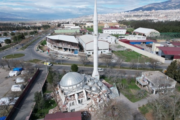 Deprem sonrası cami yıkıldı, minaresi ayakta kaldı